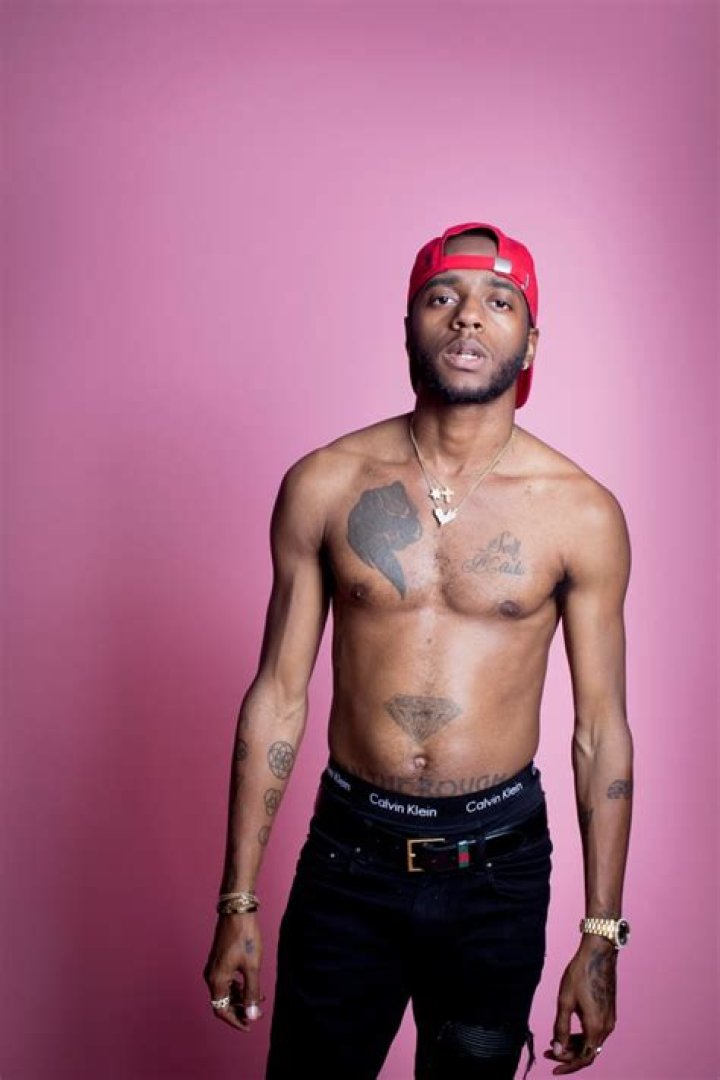6lack: Girlfriend, net worth, tattoos, smoking & body facts