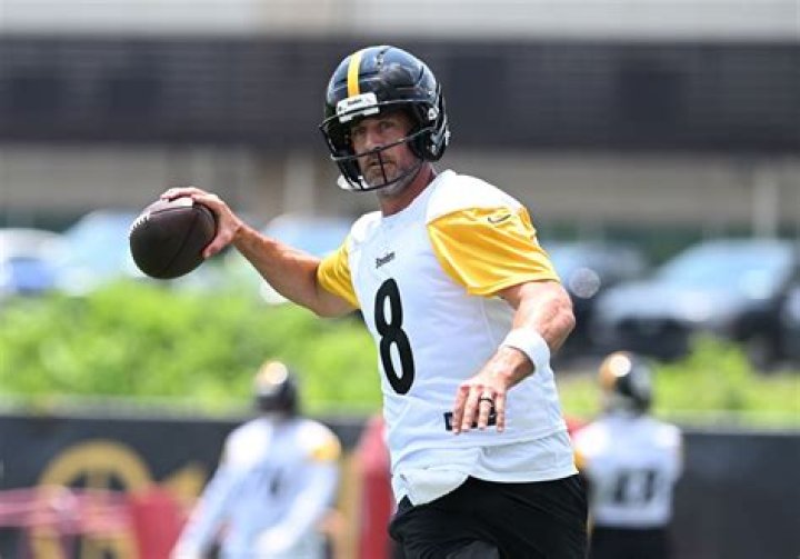 
Aaron Rodgers Slams ‘Armchair Quarterback’ Analysts, Defends Himself After Fifth Straight Loss 