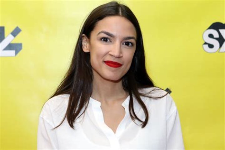 
Alexandria Ocasio-Cortez Easily Wins Reelection to Congress 