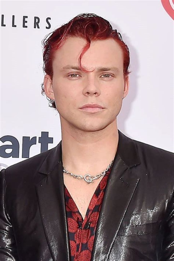 Ashton Irwin Bio: 5 Fast Facts You Should Know