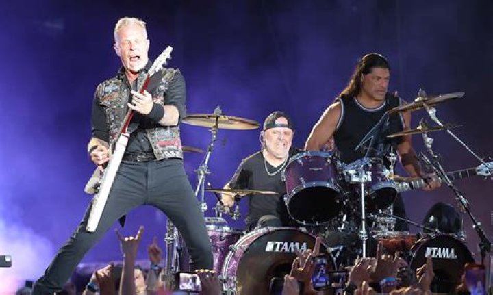 
At Lollapalooza Joseph Quinn & Metallica Perform On The Backstage 