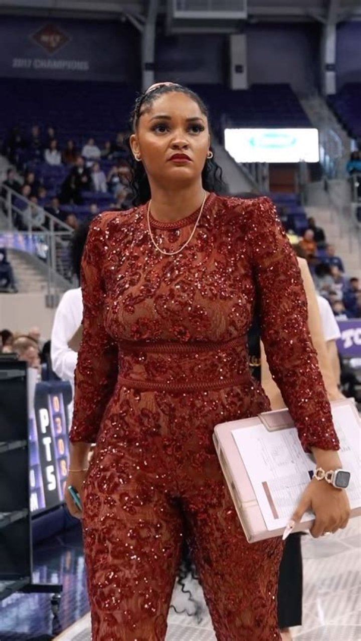 
BBNaija’s Nengi Turns Heads As She Shows Off Her Enviable Curves (Video) 