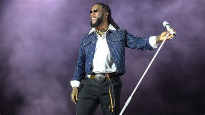 
Burna Boy Performs ‘Last Last’ With ‘One Leg,’ Shades Colleagues 