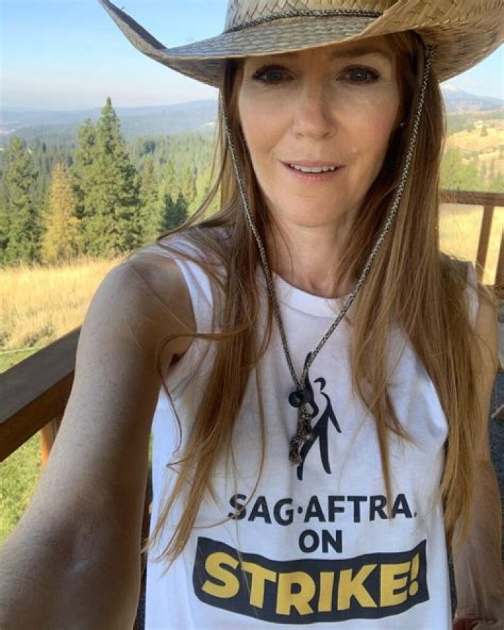 
Darby Stanchfield Height, Weight, Net Worth, Age, Birthday, Wikipedia, Who, Nationality, Biography 