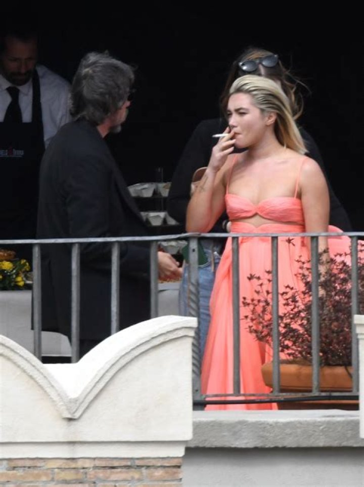 Does Florence Pugh Smoke In 2023?