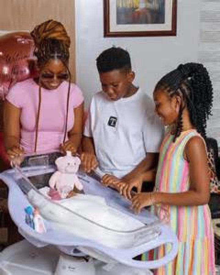 
‘Don Jazzy gave out his mother’s burial Asoebi for free to everyone,’ says Real Warri Pikin. 