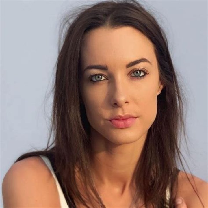 
Emily Hart Height, Weight, Net Worth, Age, Birthday, Wikipedia, Who, Nationality, Biography 