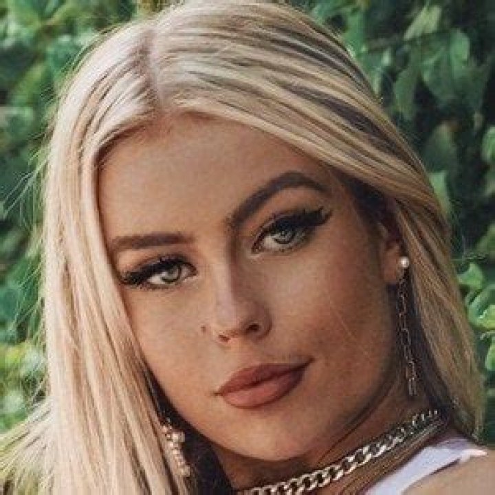 
Emma Norton – Emmanortss Height, Age, Boyfriend, Biography, Wiki, Net Worth 