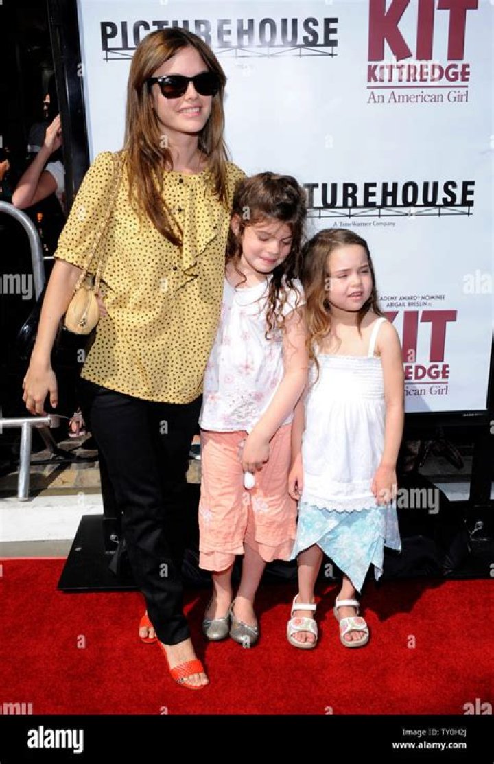 
Hattie Elizabeth Bilson – Rachel Bilson’s Sister Is 20-years-old 