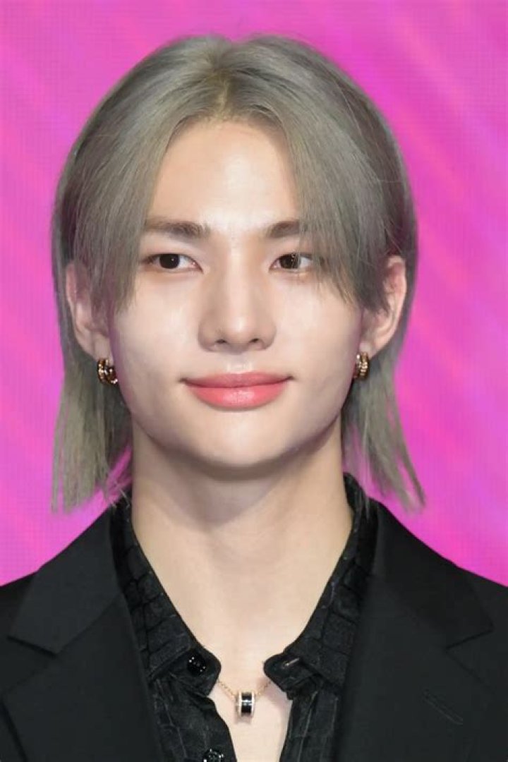 Hyunjin (Loona Band Singer) Profile, Age, Height, Weight, Wiki, Measurements, Boyfriend, Bio, Net Worth, Facts