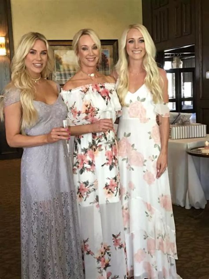 
Is Erin Bradshaw Married? Her Bio, Age, Husband and Net worth 