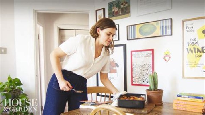 
Ixta Belfrage Height, Weight, Net Worth, Age, Birthday, Wikipedia, Who, Instagram, Biography 