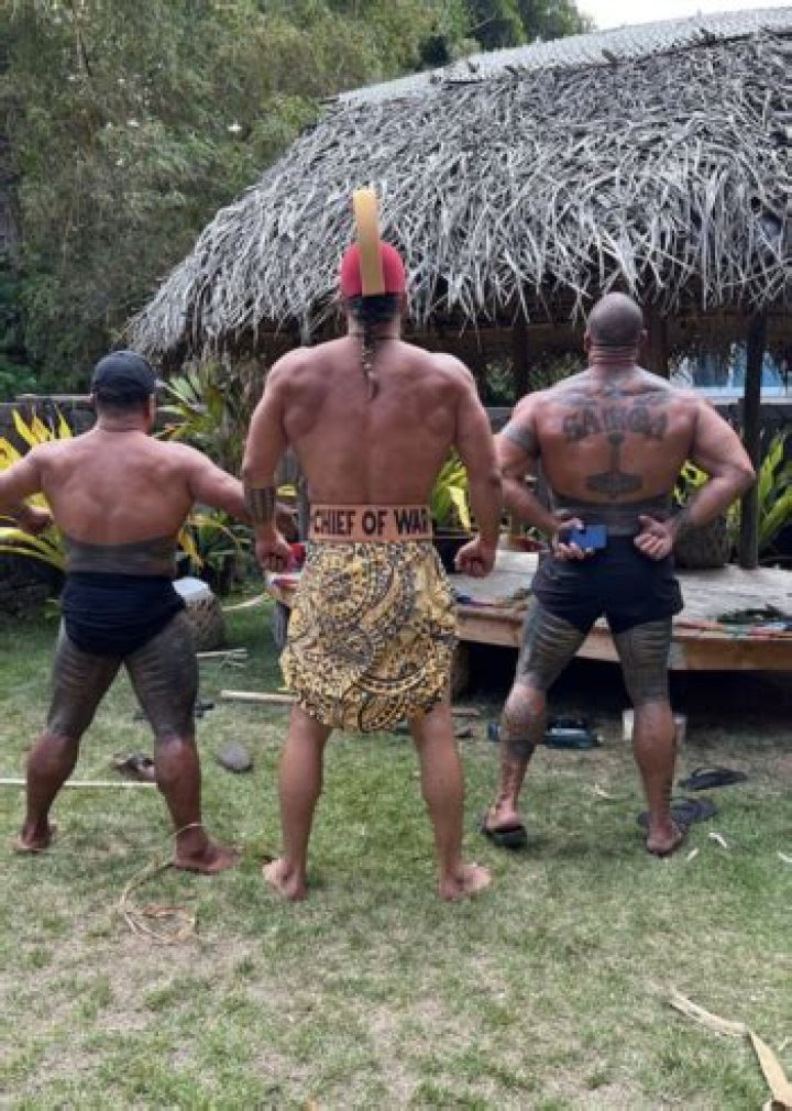 
Jason Momoa Bares Butt While Stripping Down to Hawaiian Malo: I ‘Don’t Like Wearing Clothes Anymore’ 