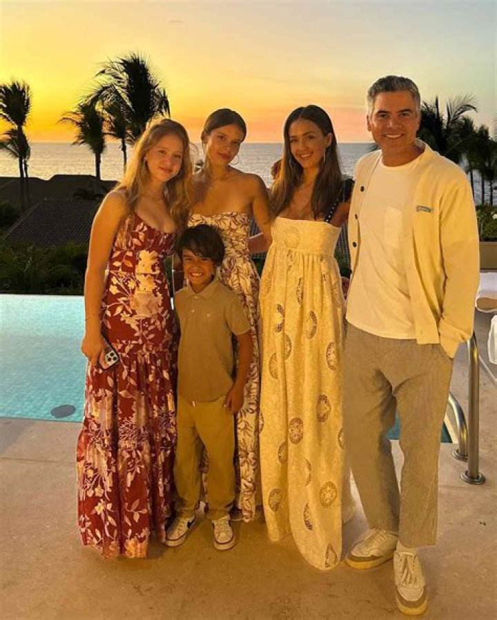 
Jessica Alba Posts Thanksgiving Photos With Husband Cash Warren and Kids: ‘The Most Grateful’ 