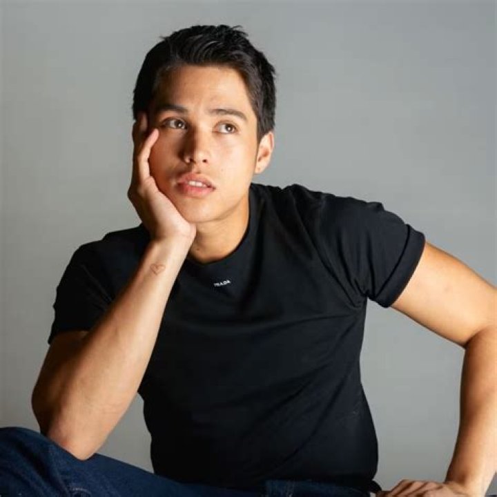 Kyle Echarri Height, Weight, Net Worth, Age, Birthday, Wikipedia, Who, Instagram, Biography