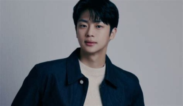 
Lee Shin Young Height, Weight, Net Worth, Age, Birthday, Wikipedia, Who, Nationality, Biography 