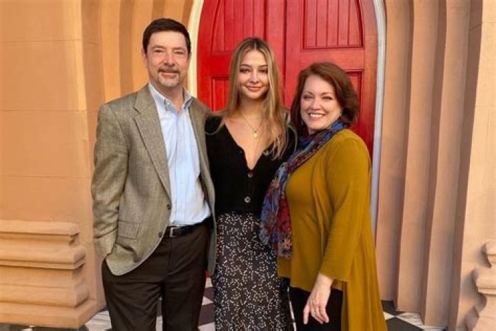 
Madelyn Cline Parents Pam And Mark Cline Used To Take Her To New York For Her Acting Gigs 