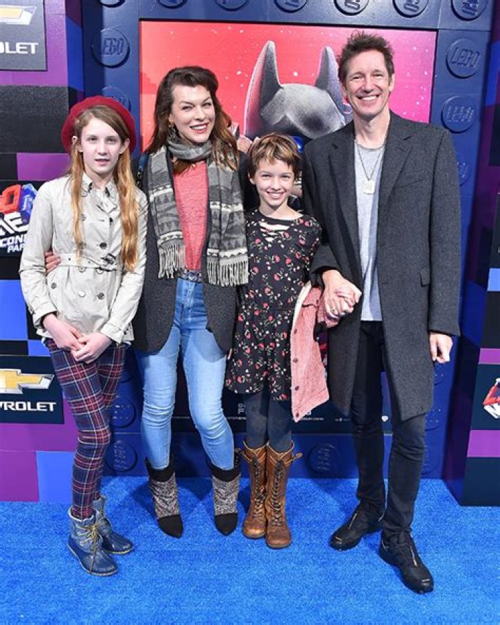 
Milla Jovovich Strolls With Her Children Through The Botanical Gardens 