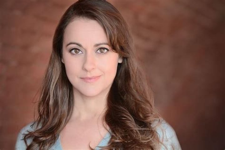 Sara Topham Net Worth