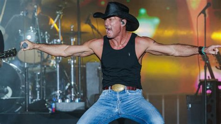 
Tim McGraw Falls Into Fans During His Arizona Concert 