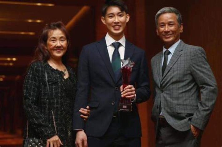 
Who Are Loh Kean Yew’s Parents? Learn About Loh Pin Keat And Grace Gan’s Family 