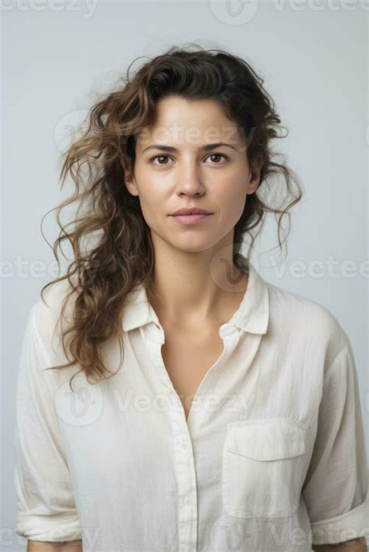 Who is Jasmine Alicia Carter a 30year-old mum, from Barcelona drinks her own menstrual blood and uses it as make up on her face