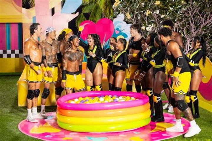 
“Why was Valerie crying?”: Love Island USA fans react to the show ending with a cliffhanger 